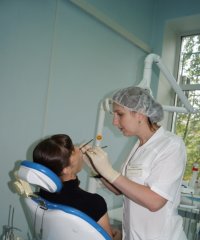 Стоматолог Антропова Ольга Анатольевна проводит осмотр полости рта